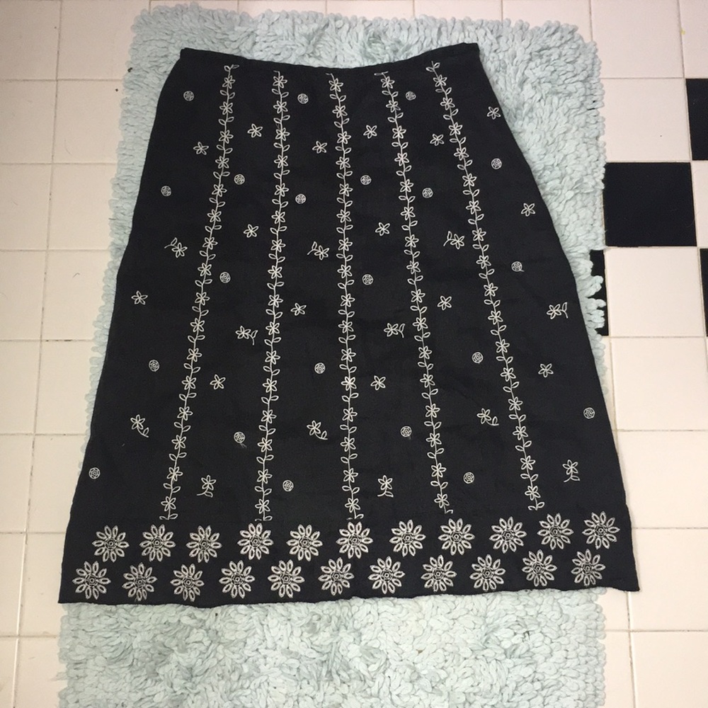 HAROLDS BLACK SKIRT WITH EMBROIDERY